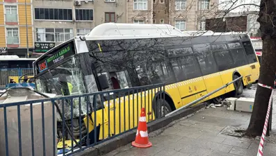 Esenler'de korkunç kaza! İETT otobüsü otoparka daldı

