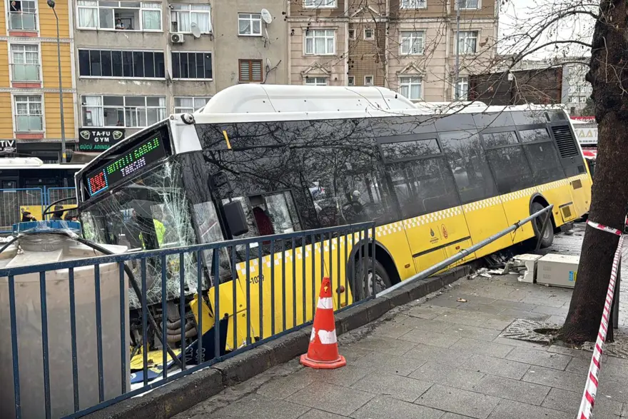 Esenler'de İETT otobüsü otoparka daldı 1