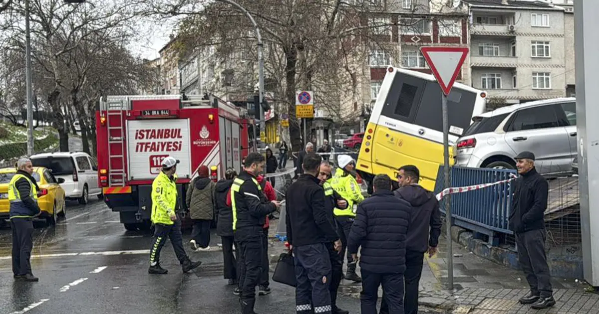 Esenler'de İETT otobüsü otoparka daldı