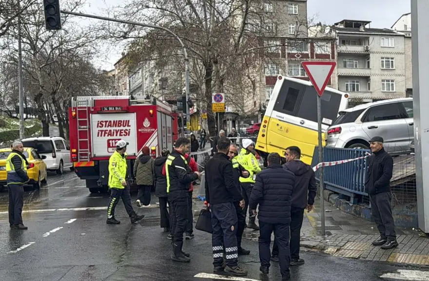 Esenler'de İETT otobüsü otoparka daldı 