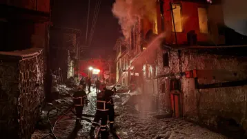 Tarihi konakta çıkan yangın iki eve sıçradı