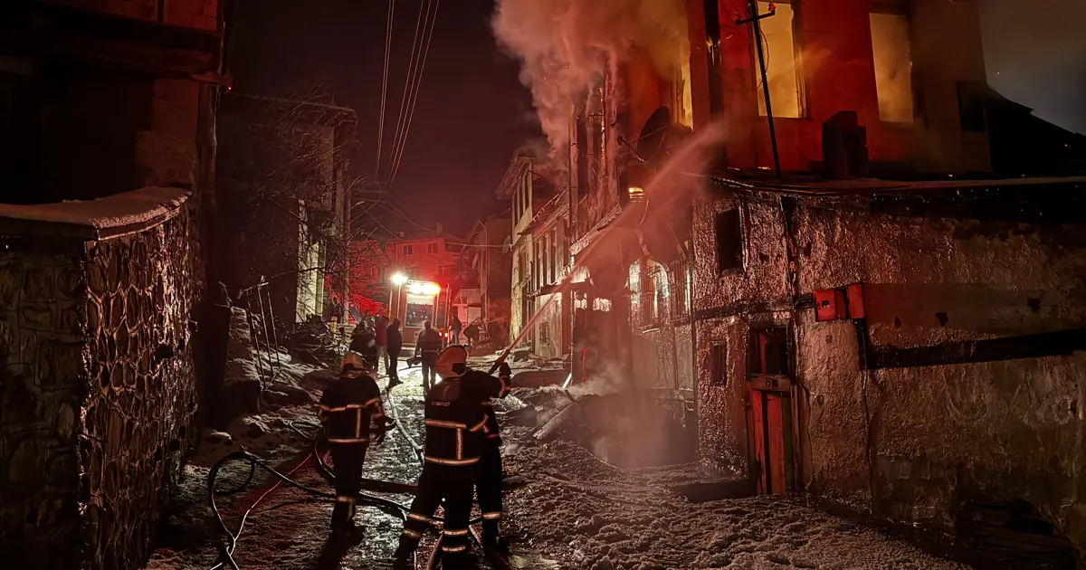 Tarihi konakta çıkan yangın iki eve sıçradı