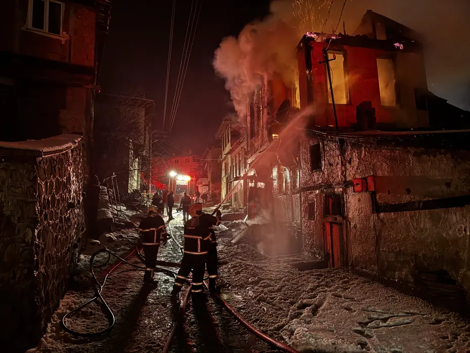 Tarihi konakta çıkan yangın iki eve sıçradı