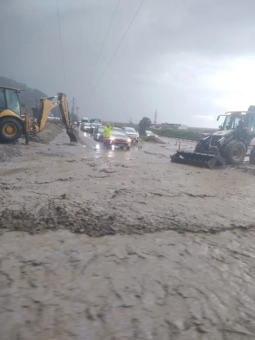 İzmir'de şiddetli sağanak. Sular bir anda yükseldi, derede mahsur kaldı 8 İzmir'de şiddetli sağanak. Sular bir anda yükseldi, derede mahsur kaldı 8