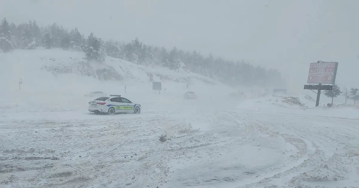 Yurtta kar esareti. Araçlar kontrolden çıktı, ulaşım durma noktasına geldi