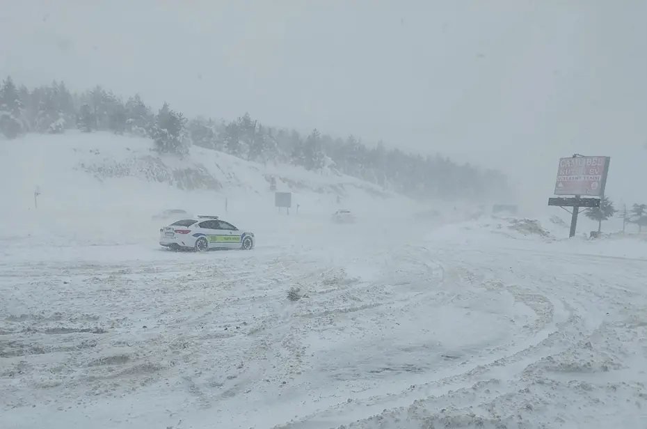 Yurtta kar esareti. Araçlar kontrolden çıktı, ulaşım durma noktasına geldi