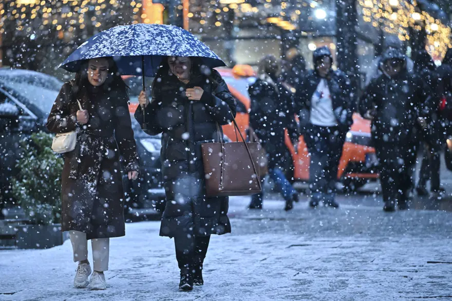 İstanbul'a kar yağışı uyarısı: 5 ilçede okulların açılacağı sabah kar bekleniyor İstanbul'a kar yağışı uyarısı: 5 ilçede okulların açılacağı sabah kar bekleniyor