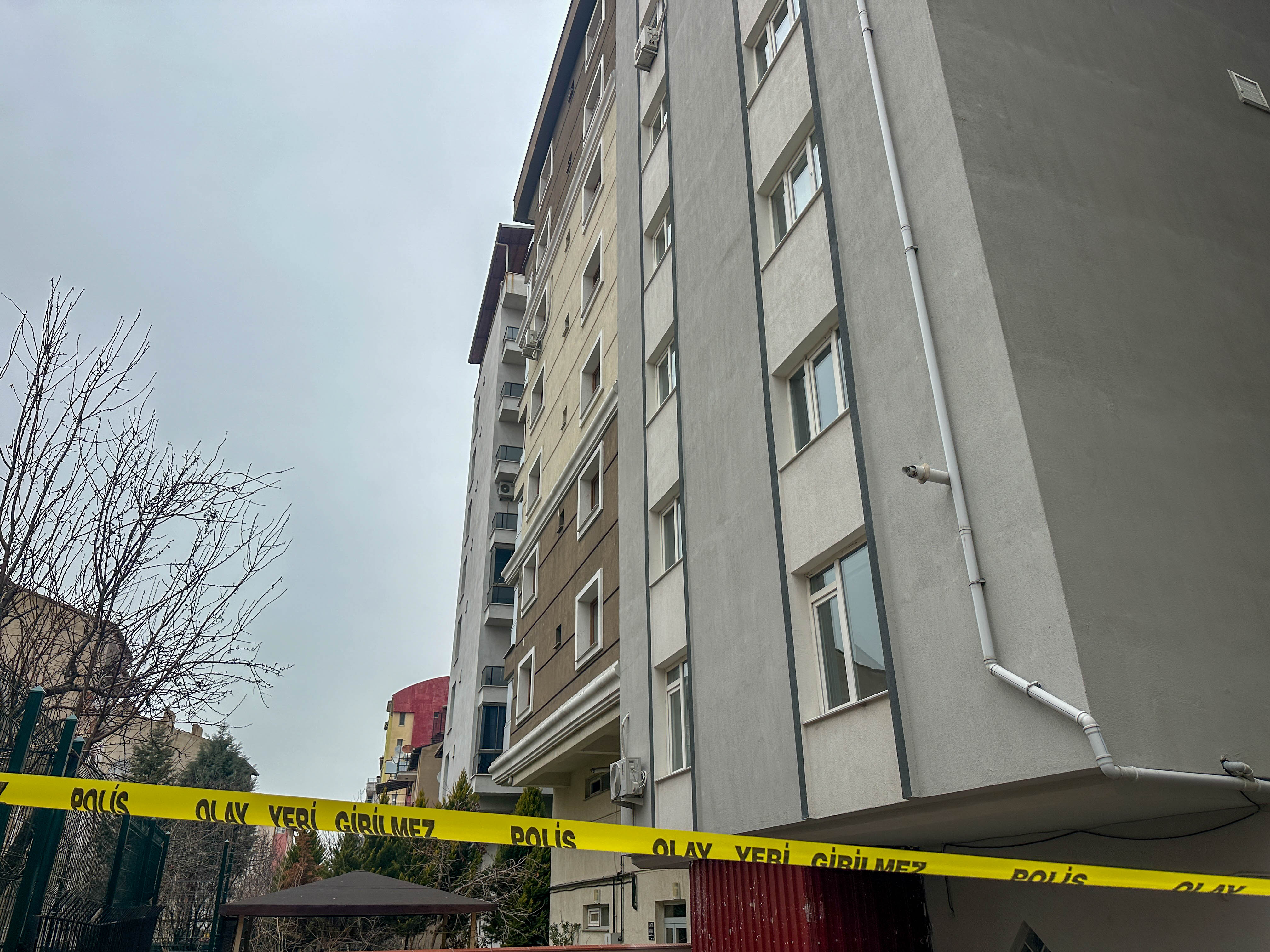 Çatıdan düşen adam hayatını kaybetti