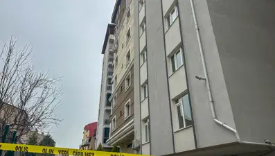 Çatıdan düşen adam hayatını kaybetti