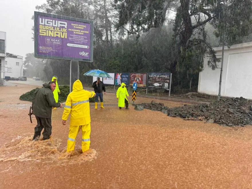 Antalya'da yollar göle döndü. Rögarlar taşıp araçlar mahsur kaldı 2