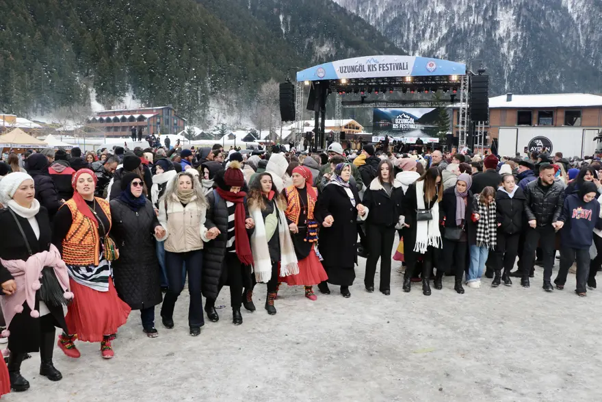 Uzungöl çevresinde binlerce kişilik horonla rekor kırıldı 