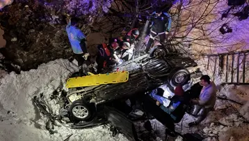 Otomobil köprüden düştü. Bir kişi öldü, dört yaralı