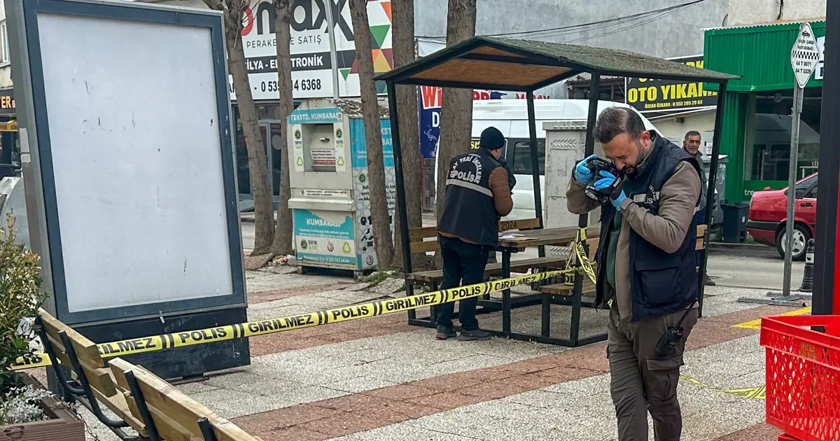 Parkta bıçaklı saldırı: Bir kişi ağır yaralı