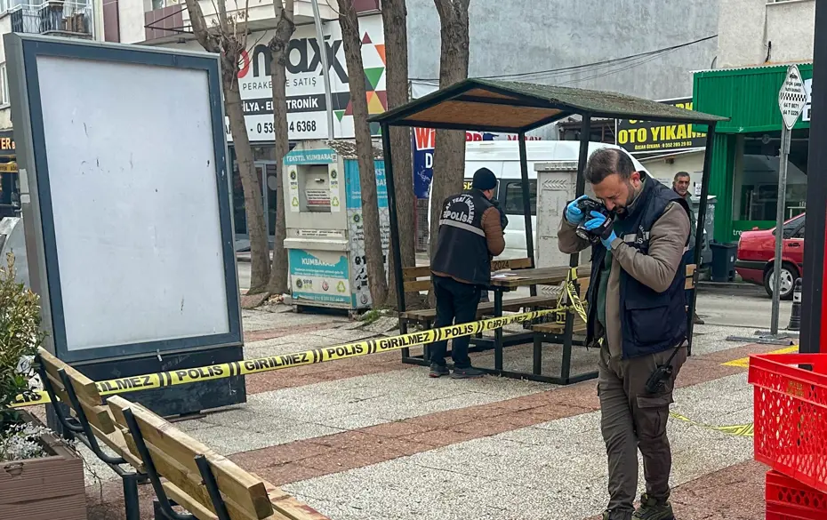 Parkta bıçaklı saldırı: Bir kişi ağır yaralı