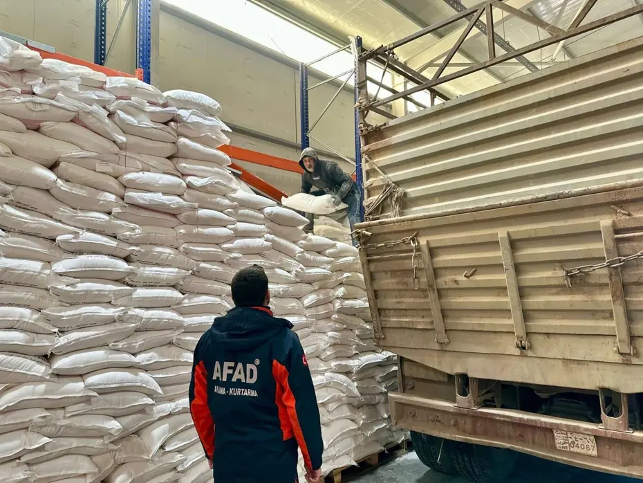 Türkiye, Aynularab'a 11 TIR insani yardım malzemesi sevk etti