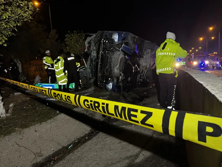 Adana’da otobüs devrildi, 8 kişi yaralandı