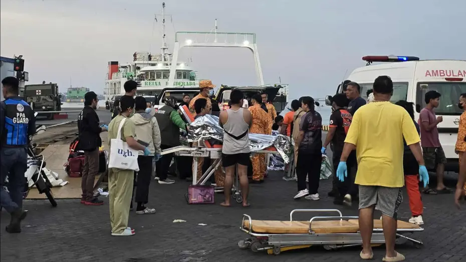 Filipinler'de 359 kişiyi taşıyan feribot battı. En az 15 ölü