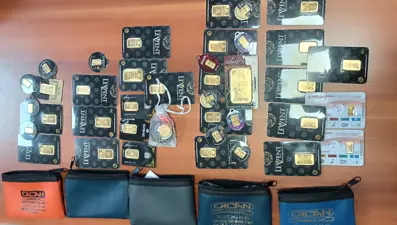 Yerde buldu, polise koştu. İçinden çil çil altın çıktı, sahibine ulaştırıldı