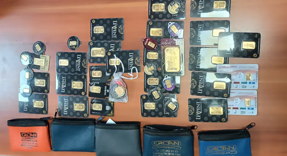 Yerde buldu, polise koştu. İçinden çil çil altın çıktı, sahibine ulaştırıldı