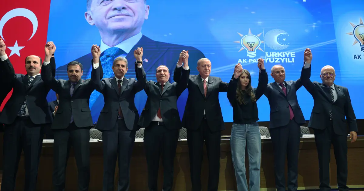 4 belediye başkanı AK Parti'ye katıldı. Rozetlerini Cumhurbaşkanı Erdoğan taktı