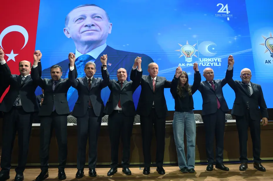 4 belediye başkanı AK Parti'ye katıldı. Rozetlerini Cumhurbaşkanı Erdoğan taktı