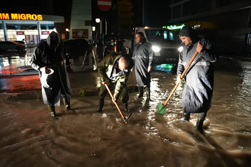 Antalya'da ve İzmir'de fırtına alarmı verilmişti. Yollar göle döndü, dereler taştı, çatılar uçtu 7