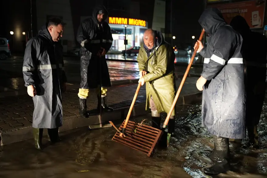 Antalya'da ve İzmir'de fırtına alarmı verilmişti. Yollar göle döndü, dereler taştı, çatılar uçtu 8