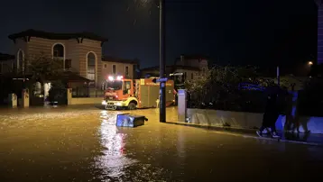 Antalya'da ve İzmir'de fırtına alarmı verilmişti. Yollar göle döndü, dereler taştı, çatılar uçtu