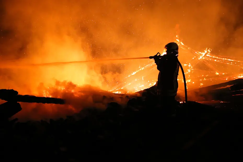 Köyde yangın. 3 ev, 2 samanlık zarar gördü