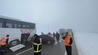 Zincirleme kaza karayolunu birbirine kattı. Yedi yaralı
