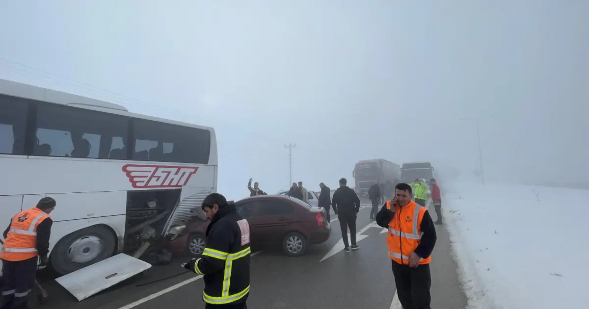 Zincirleme kaza karayolunu birbirine kattı. Yedi yaralı