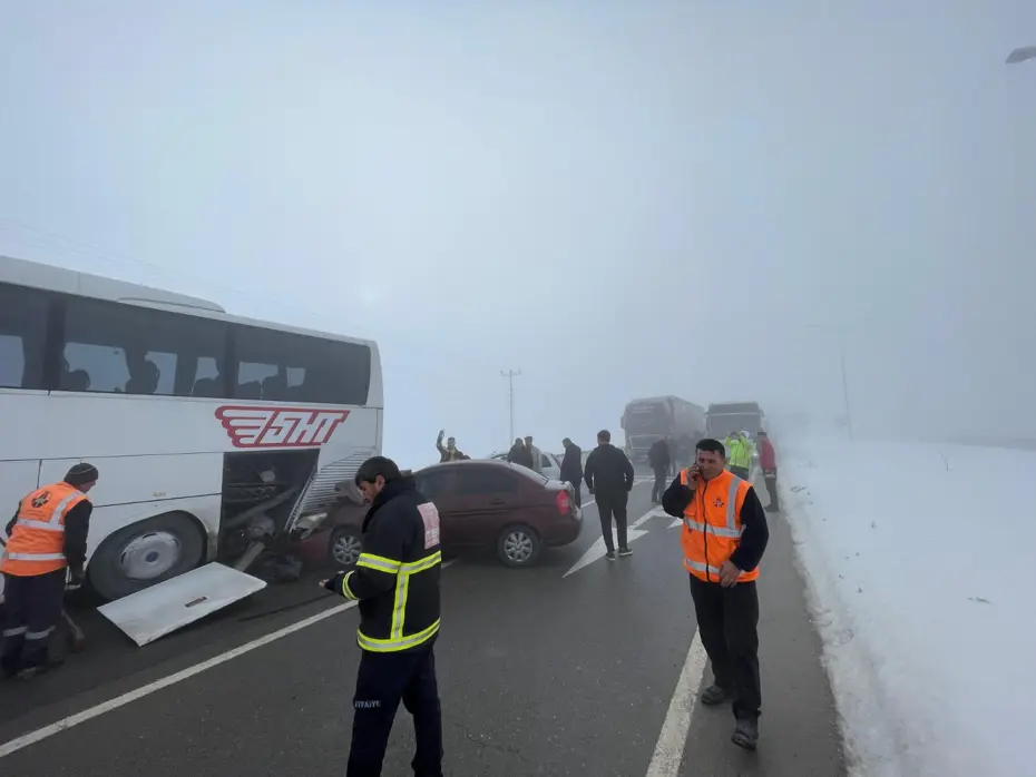Zincirleme kaza karayolunu birbirine kattı. Yedi yaralı