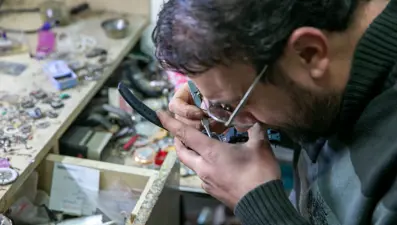 Depremde 5 aile ferdini kaybetti. Yılmadan baba mesleğini sürdürüyor