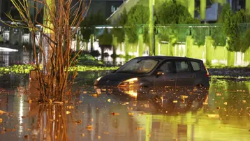 İzmir, Muğla, Manisa'yı sağanak vurdu. Araçlar su altında kaldı, bir kişi sele kapıldı