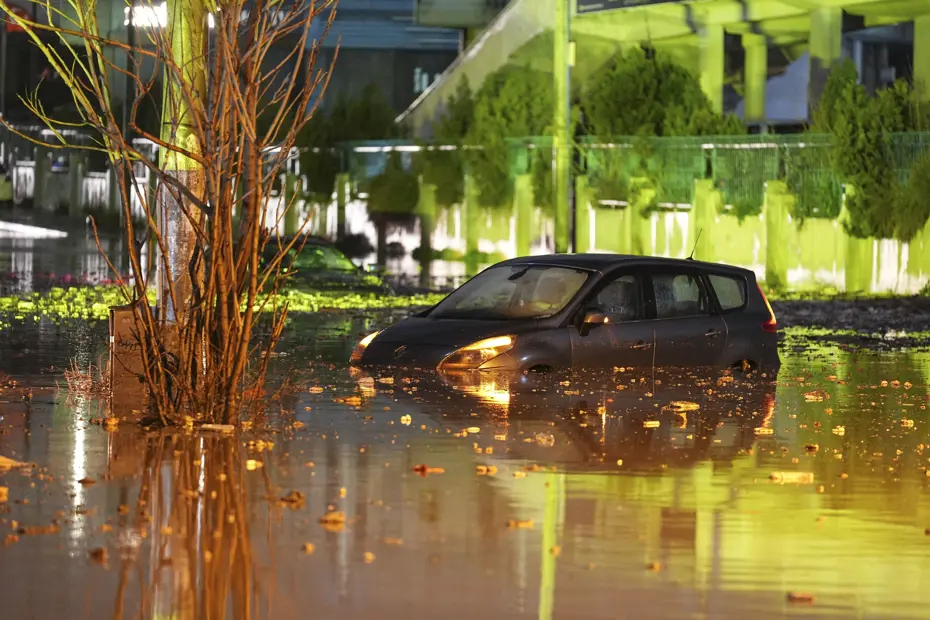İzmir’i sağanak vurdu. Araçlar su altında kaldı