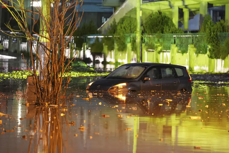 İzmir, Muğla, Manisa'yı sağanak vurdu. Araçlar su altında kaldı, bir kişi sele kapıldı İzmir, Muğla, Manisa'yı sağanak vurdu. Araçlar su altında kaldı, bir kişi sele kapıldı