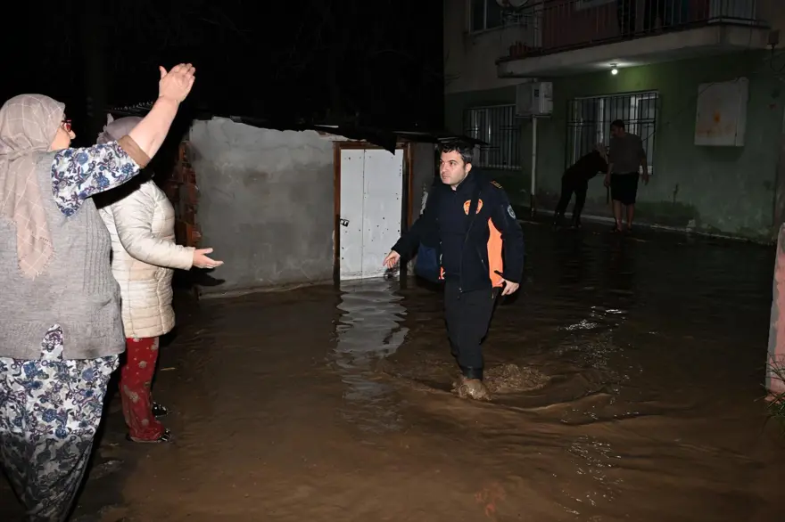 İzmir, Muğla, Manisa'yı sağanak vurdu. Araçlar su altında kaldı, bir kişi sele kapıldı 6