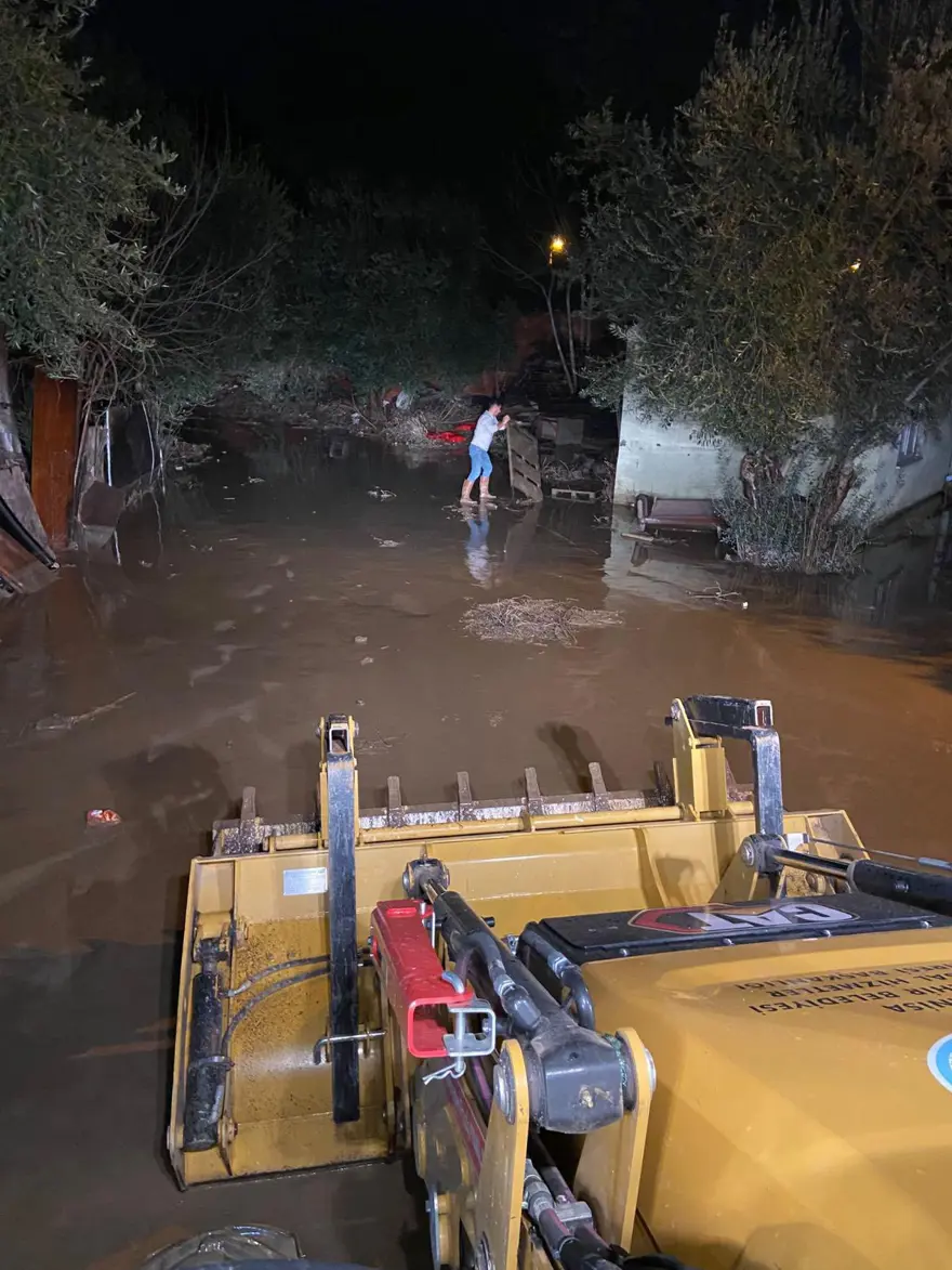 İzmir, Muğla, Manisa'yı sağanak vurdu. Araçlar su altında kaldı, bir kişi sele kapıldı 5