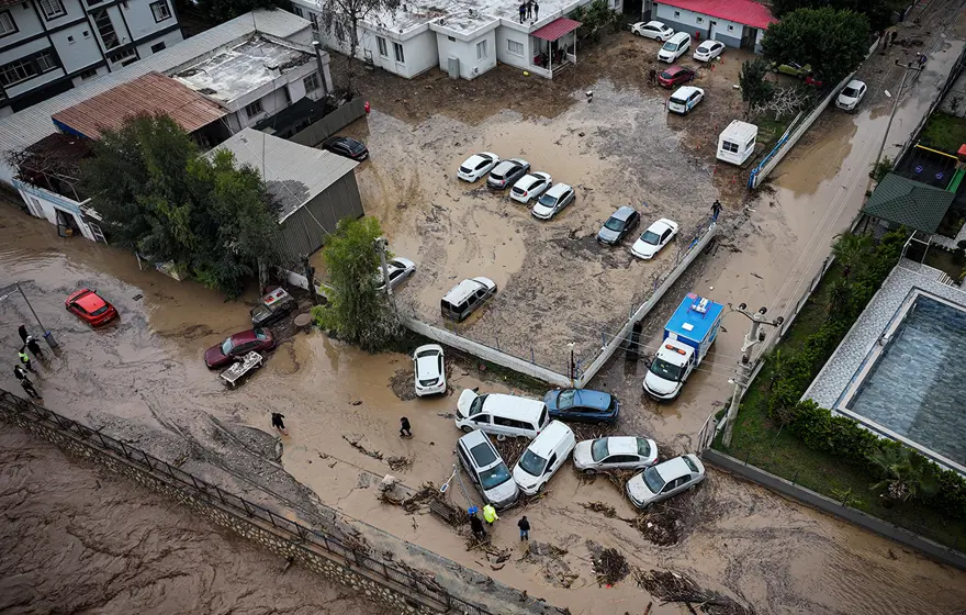 20 ARAÇ SULAR ALTINDA KALDI 2