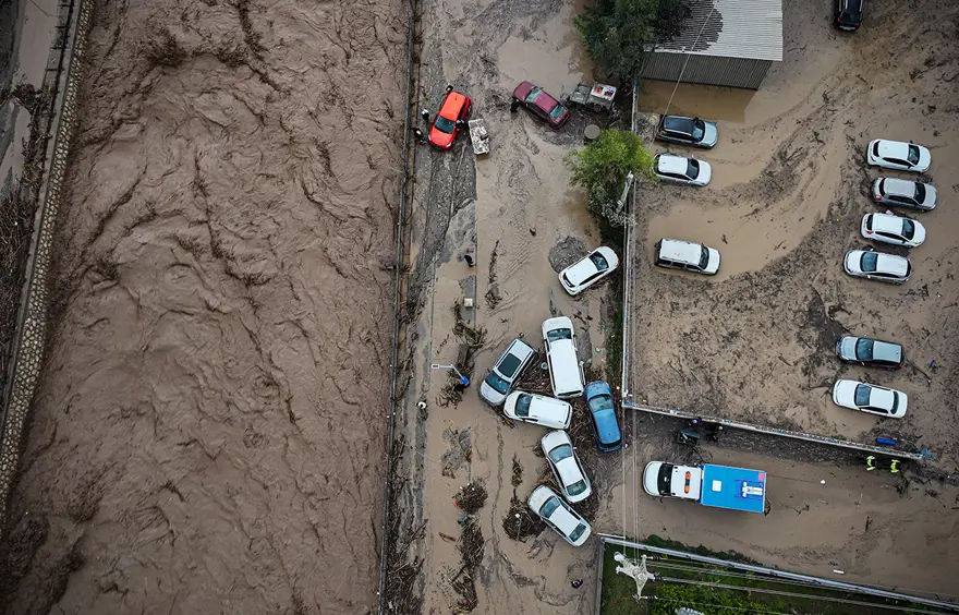 Sağanak hayatı durdurdu! Mersin'de dereler taştı, 20 araç sular altında kaldı 5