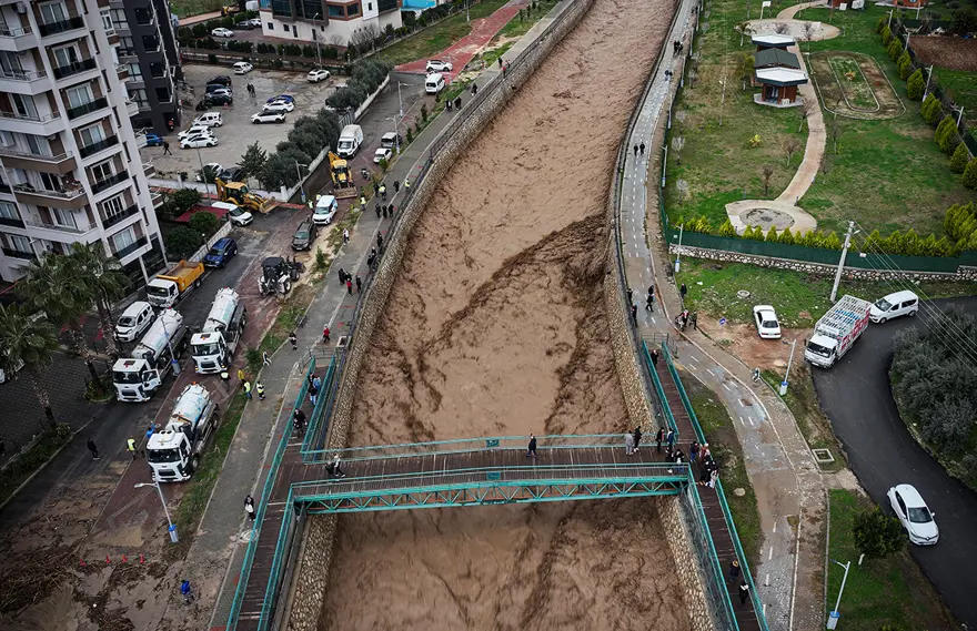 Sağanak hayatı durdurdu! Mersin'de dereler taştı, 20 araç sular altında kaldı 1
