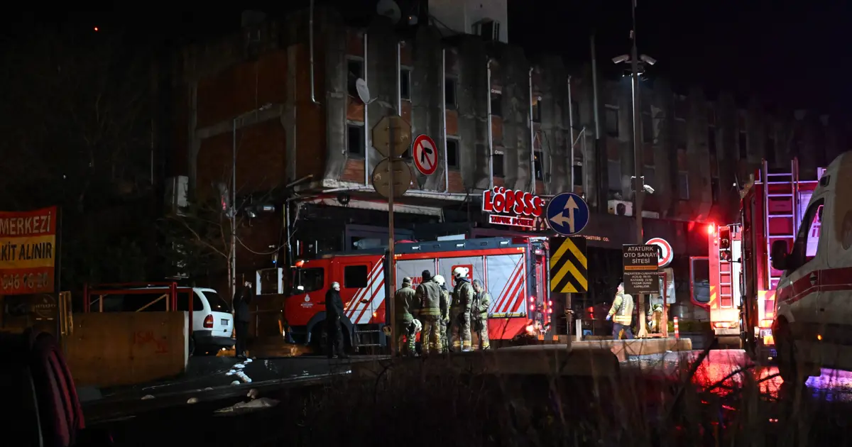 Maslak'ta yangın paniği: Beş araç yandı