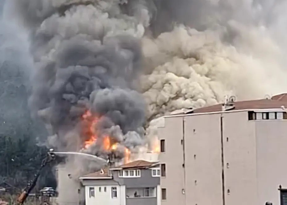 Ataşehir'de büyük yangın. Alevler binayı sardı