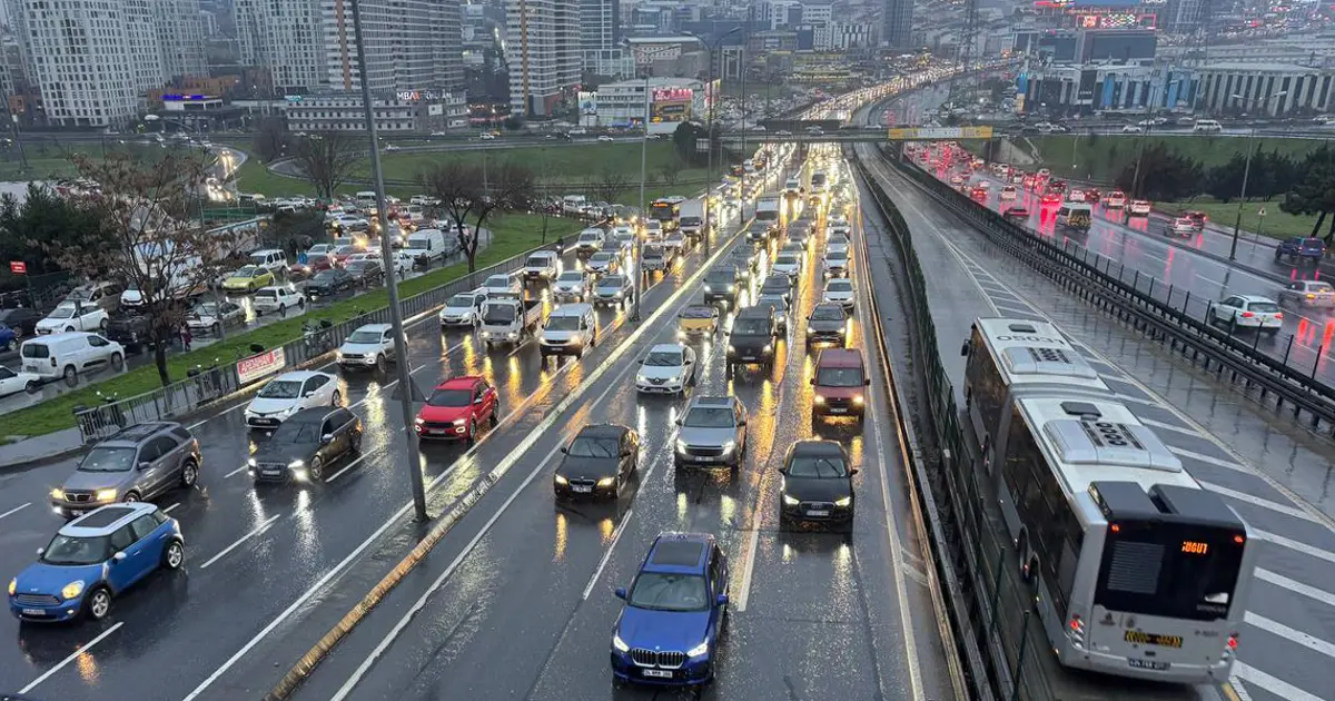 Okullar açıldı, İstanbul'da trafik yoğunluğu yüzde 70'i aştı