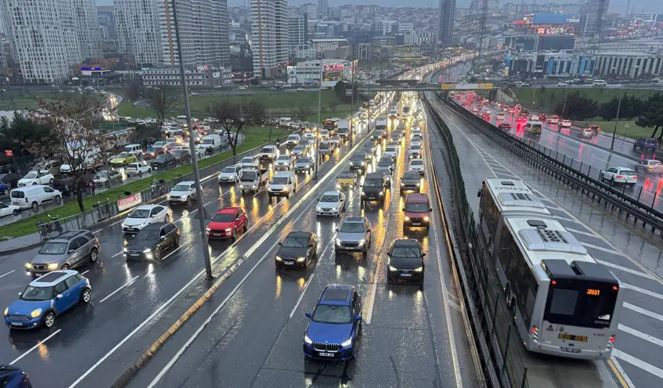 Okullar açıldı, İstanbul'da trafik yoğunluğu yüzde 70'i aştı