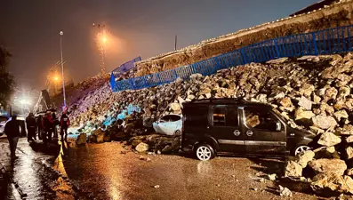 İstinat duvarı araçların üzerine çöktü