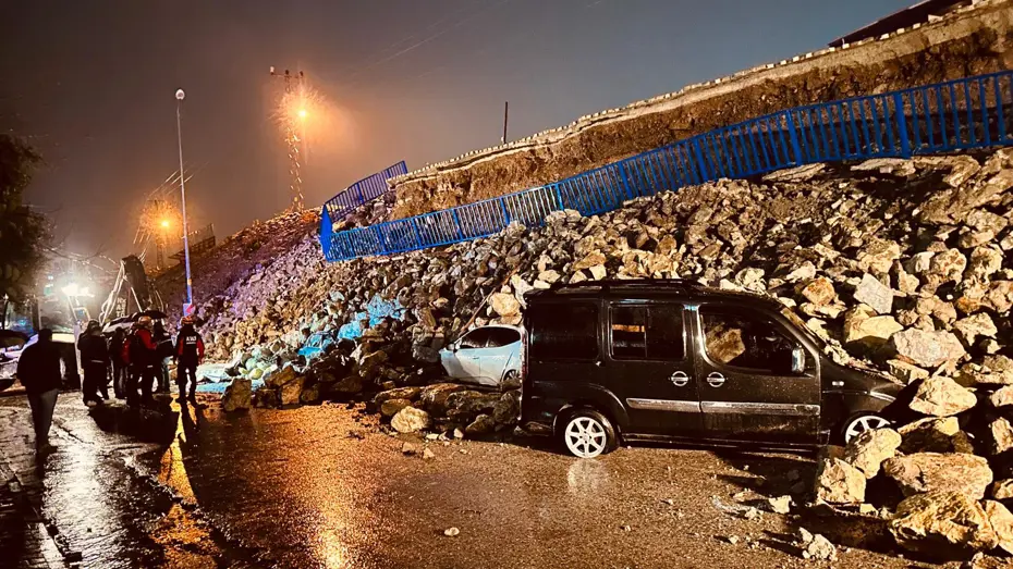 İstinat duvarı araçların üzerine çöktü