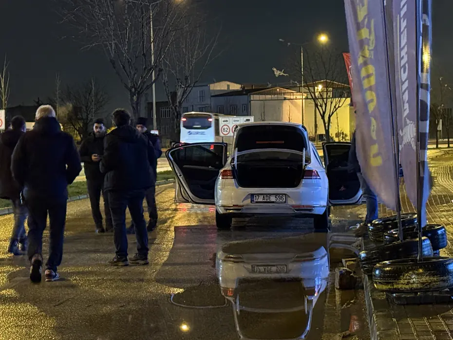 Polisten kaçan araçtan el bombası ve silah çıktı