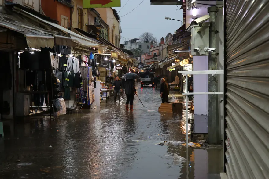 İzmir'de sağanak ve fırtına: Caddeler göle döndü, ağaçlar devrildi 5 İzmir'de sağanak ve fırtına: Caddeler göle döndü, ağaçlar devrildi 5