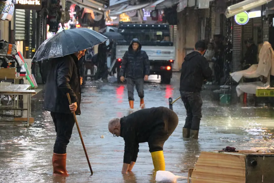 TARİHİ ÇARŞI VE PAZAR YERLERİ SUYLA DOLDU 1 TARİHİ ÇARŞI VE PAZAR YERLERİ SUYLA DOLDU 1